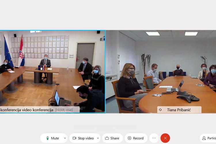 Slika Print screen video sastanka na kojem se vide predstavnici DGU i predstavnici tvrtke ENT tijekom virtualnog potpisivanja ugovora.